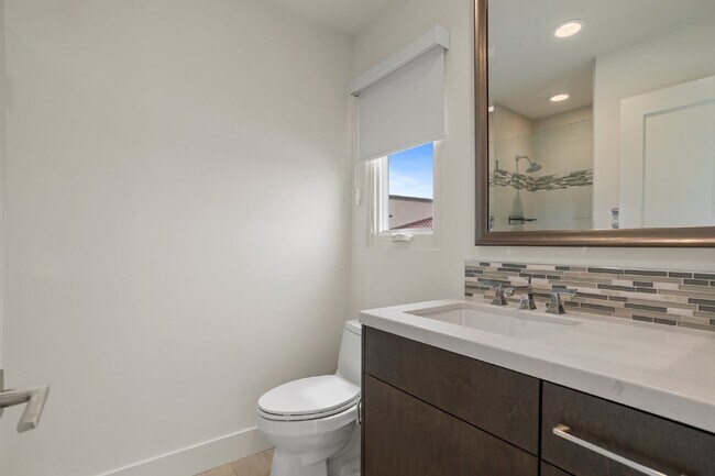 Building Photo - Contemporary luxury in a prime beachside l...