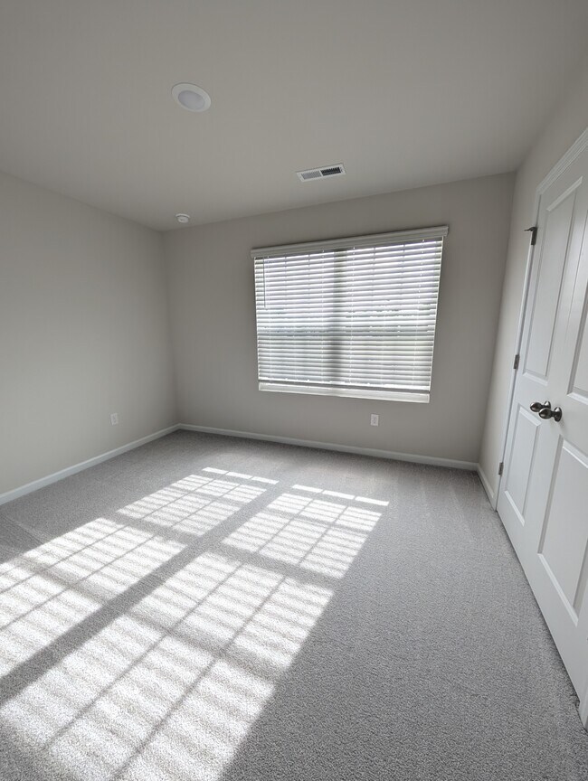 Building Photo - 3156 Fall Hills Dr