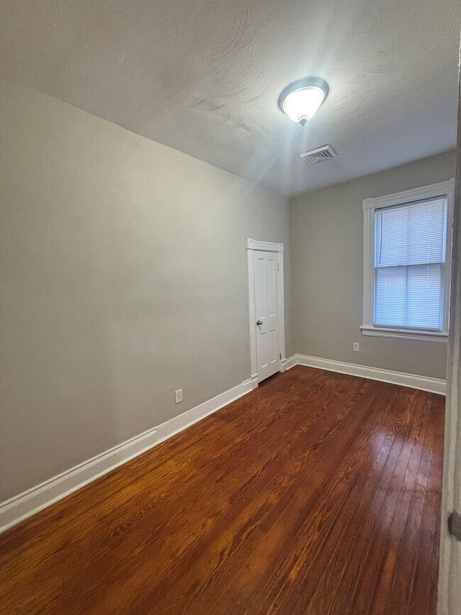 Building Photo - Well Kept 3 Bedroom 1.5 Bathroom Duplex Located in Historic Port Norfolk