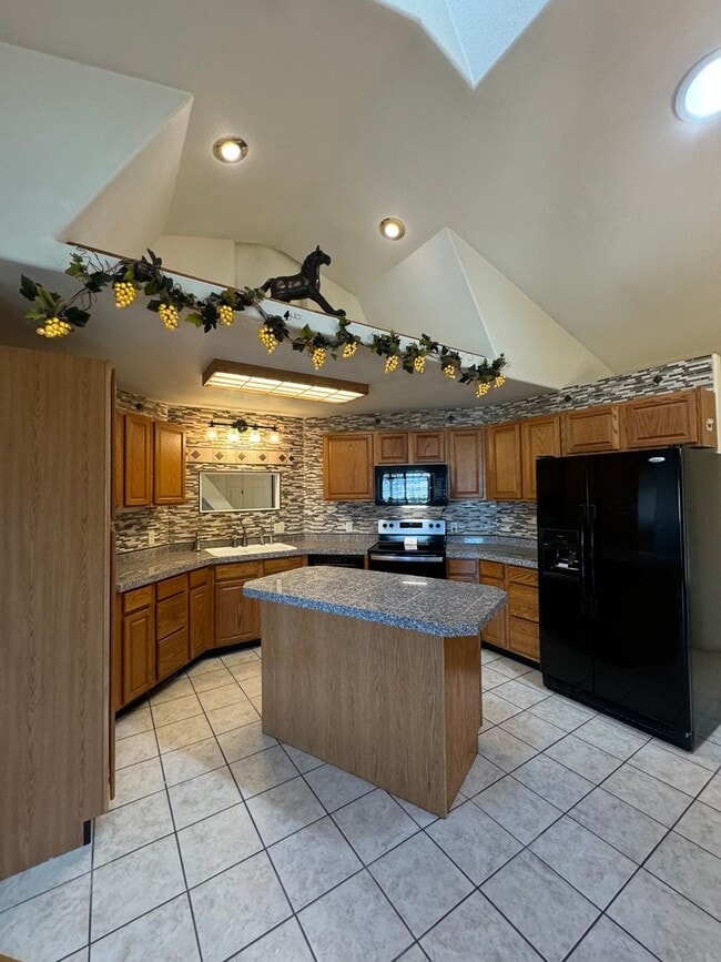Building Photo - Green area 3 bedroom 2 bath with bonus roo...
