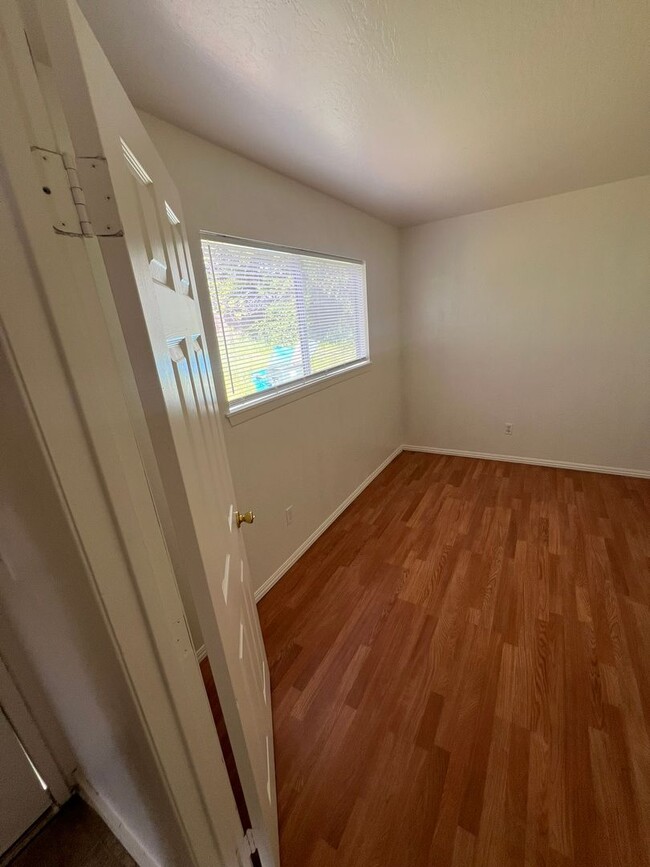 Building Photo - Oroville-3 bedroom 1 bath home, yard, newl...