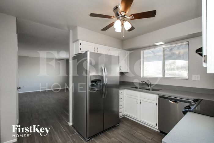 Building Photo - 5909 S Palm Dr