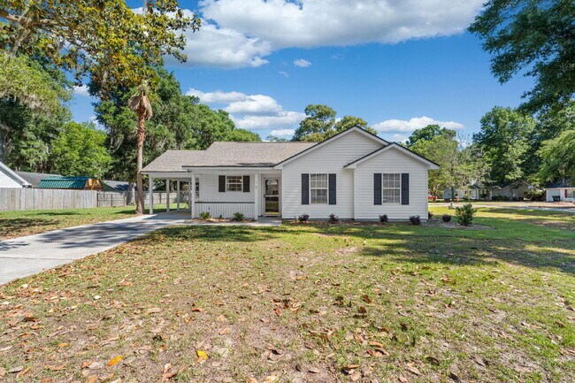 Building Photo - 3 Bedroom 2 bath home on a corner lot in the Telfair community