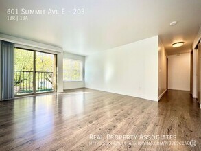 Building Photo - 601 Summit Ave E