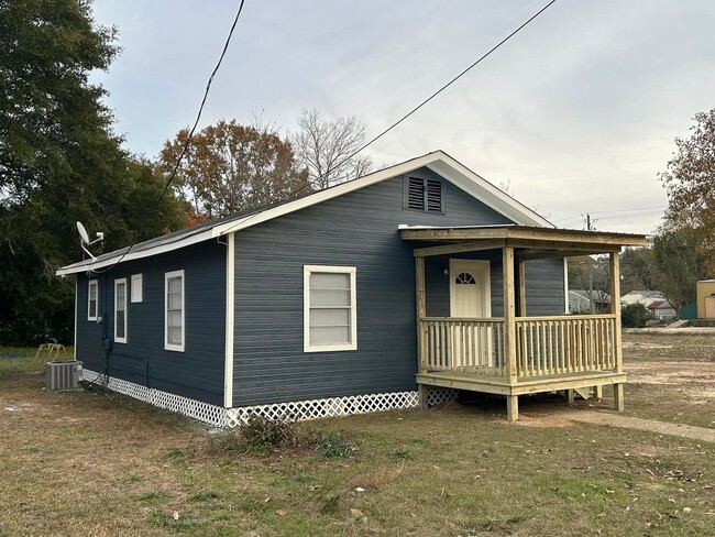Building Photo - 3 Bedroom 1 Bath House Available for Rent ...