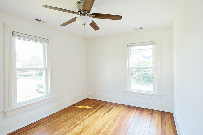 Building Photo - Charming Pet-Friendly Belmont Home With Fenced Yard