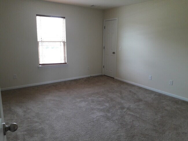 Building Photo - Lake Shore Subdivision-Port Wentworth