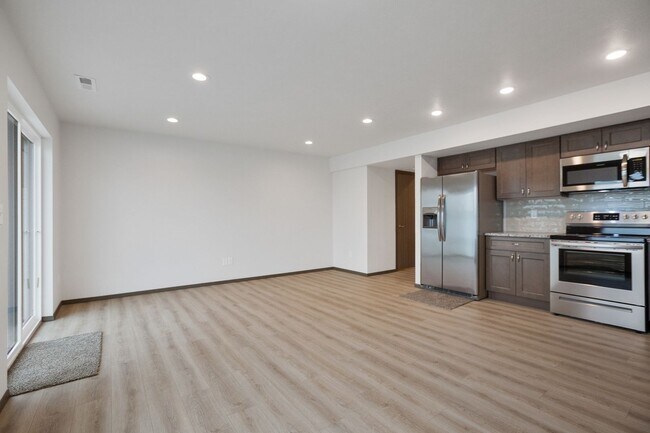 Building Photo - 3 bedroom 2.5 bathroom End Unit Modern Tow...