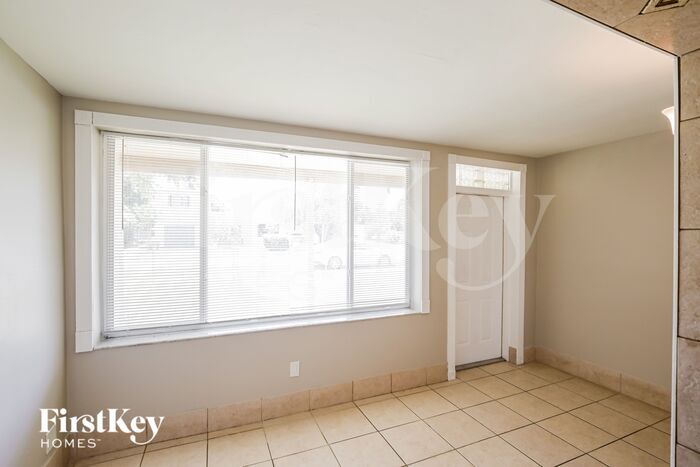 Building Photo - 530 S 28th Ave