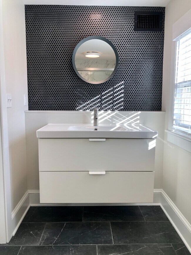 Building Photo - 143 Eastern Drive