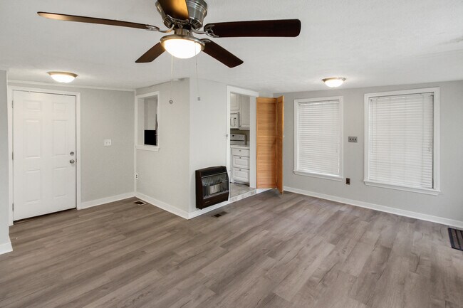 Building Photo - 811 Oakwood Dr