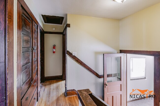 Building Photo - 2140 Waldeck Ave