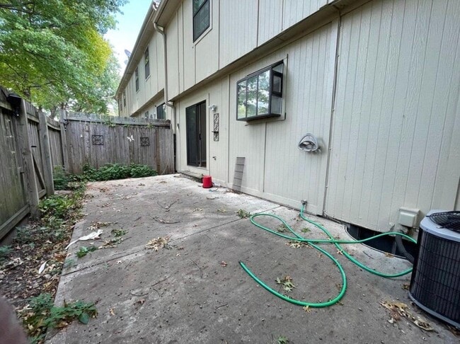 Building Photo - 10235 W 86th Ter