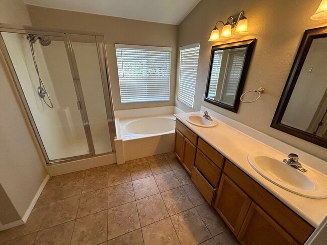 Building Photo - Beautiful Hidden Lake 3 Bed 3 Bath Home