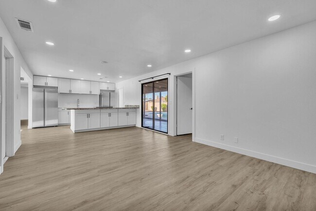 Building Photo - ASU 5 BEDROOM/ 2 BATH WITH POOL!!