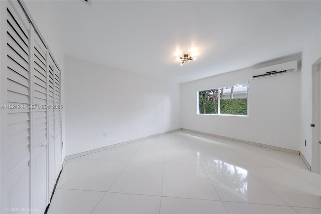 Building Photo - 850 N Venetian Dr