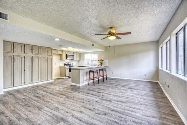 Building Photo - Large single story home in Bedford