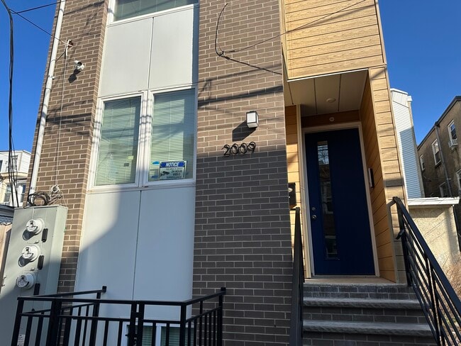 Building Photo - 2009 N Darien St