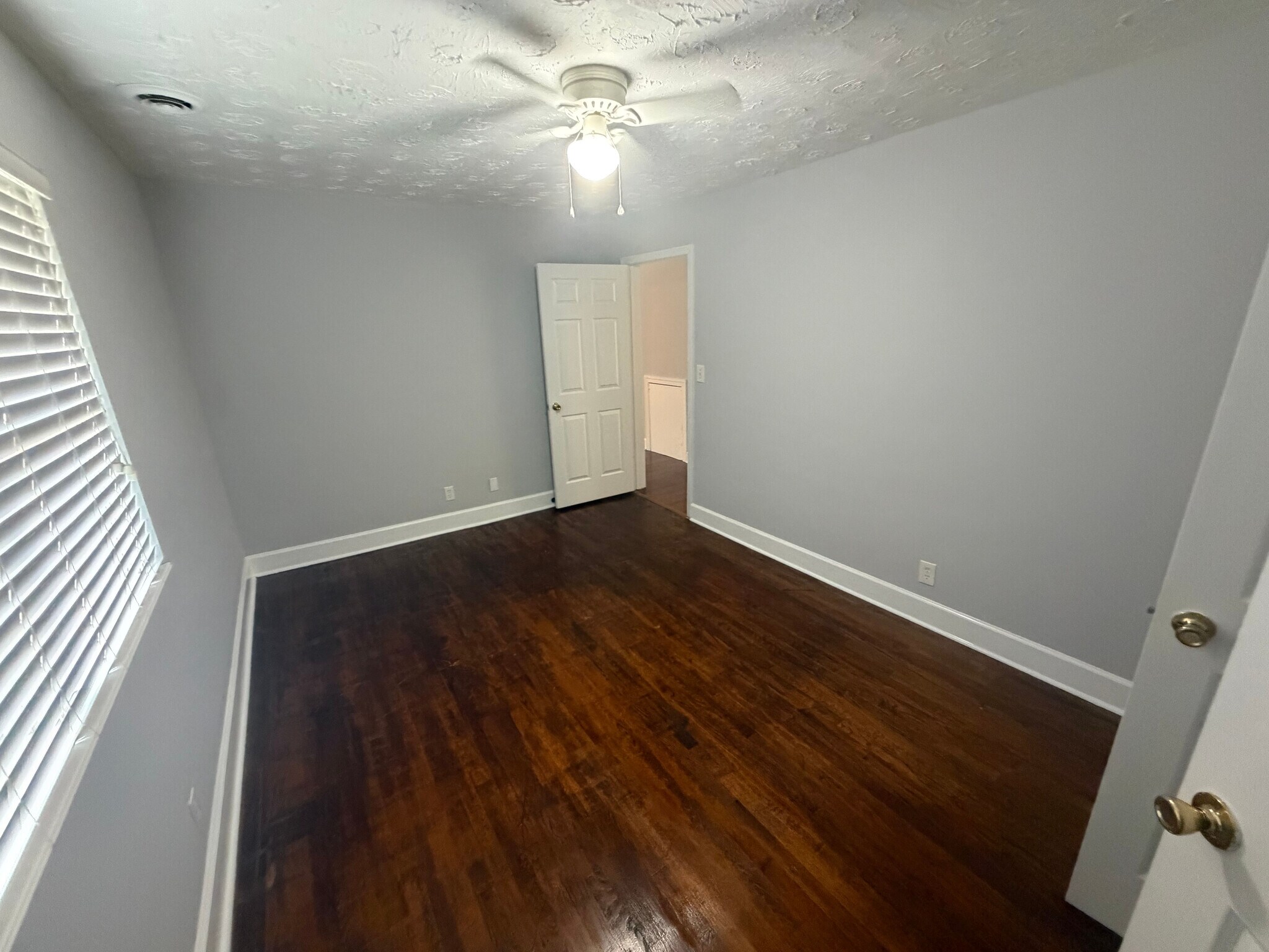Building Photo - Room in Apartment on 8th St