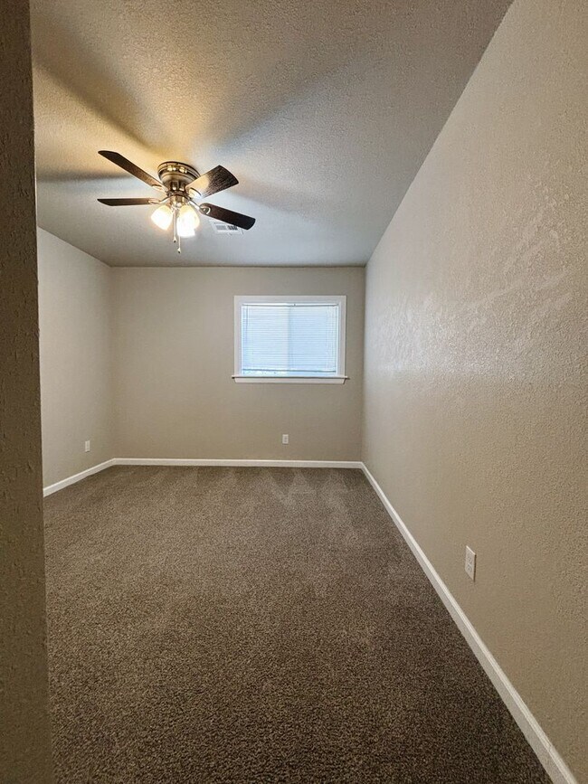 Building Photo - Large 4-bedroom, 2-bathroom home