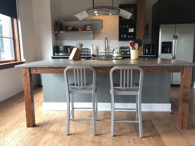 Building Photo - 270 S Goodman St