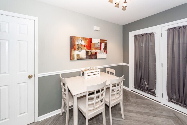 Building Photo - 7988 Shadow Oak Dr