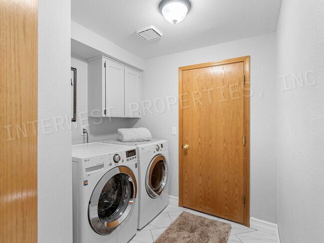 Building Photo - 4+ Bedroom Tigard Home With a Beautiful Vi...