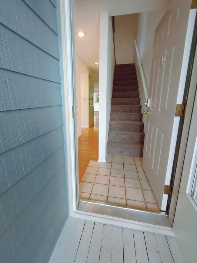 Building Photo - 3 bed 2 bath townhouse in Winslow Park!