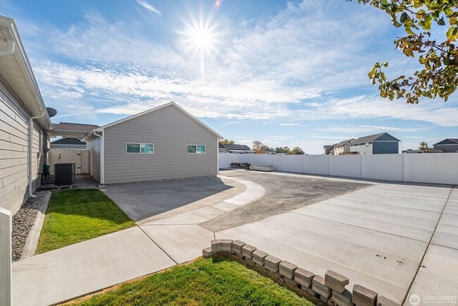 Building Photo - Beautiful 2 Bedroom home with detached shop!