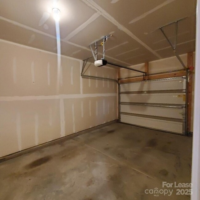 Building Photo - 4033 Black Walnut Wy