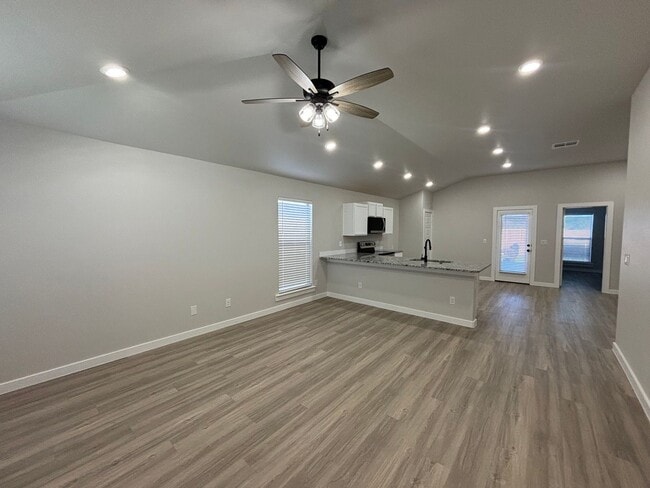 Building Photo - 3-Bedroom Home with Stylish Upgrades in Be...