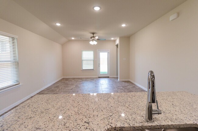 Building Photo - 572 Ruthye Ln