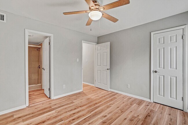 Building Photo - 2 Bed 1.5 bath Condo - Close to UNC!  Beautifully Renovated! $500 off first month's rent!