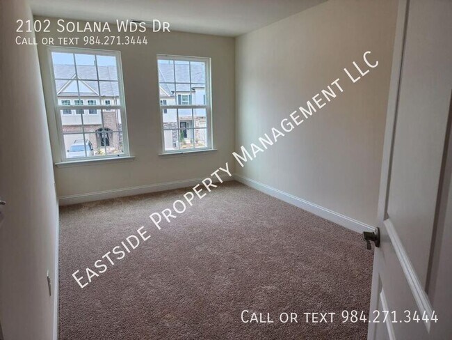 Building Photo - 2102 Solana Wds Dr
