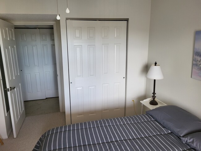 Guest bedroom - 3943 Lake Bayshore Dr