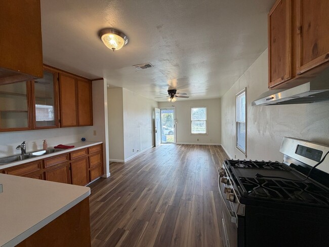 Building Photo - THREE BEDROOM ONE BATH HOME