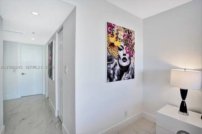 Building Photo - 1717 N Bayshore Dr