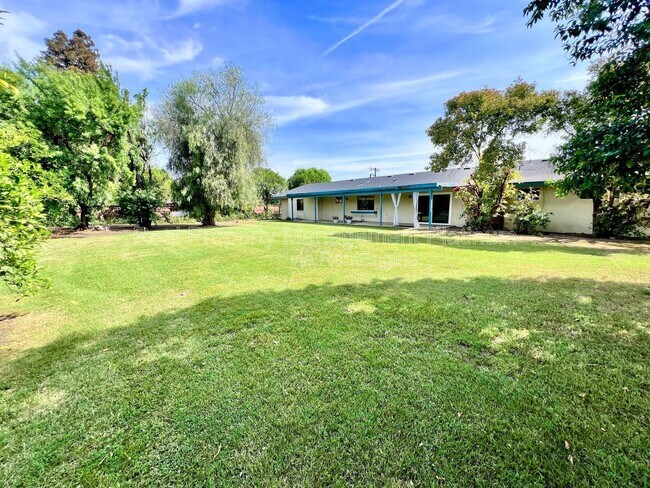 Building Photo - 9193 N Fowler Ave