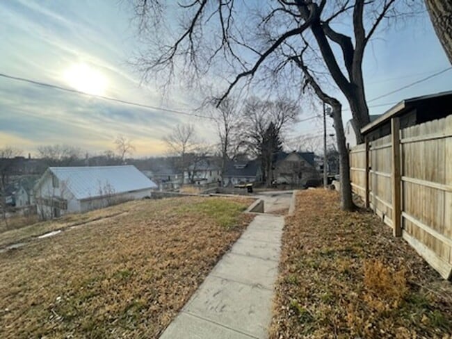 Building Photo - $950 Deposit $950 Rent