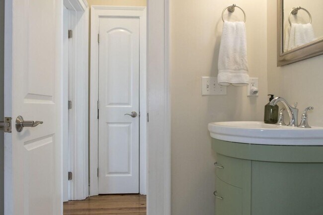 Building Photo - 801 Durant Pl NE