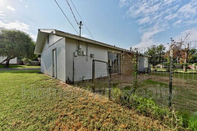 Building Photo - 2401 Piccadilly Cir