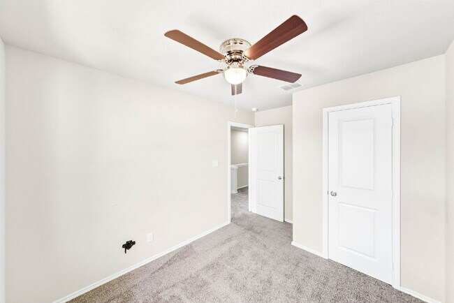 Building Photo - Discover Modern Comfort