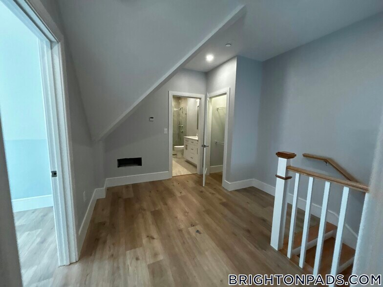 Building Photo - 124 Kenrick St