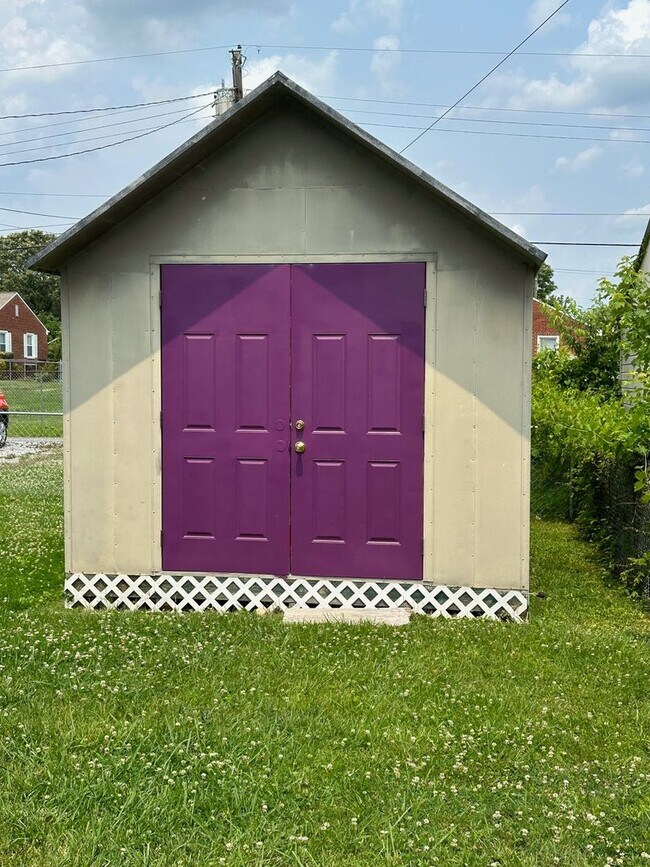 Building Photo - 1528 Redwood Dr