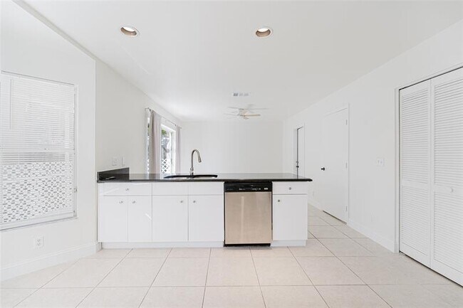 Building Photo - 10646 Lake Oak Way