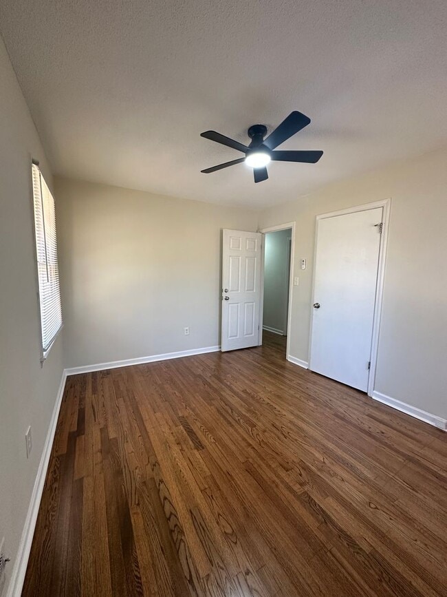 Building Photo - 3 bedroom home near Wire Park