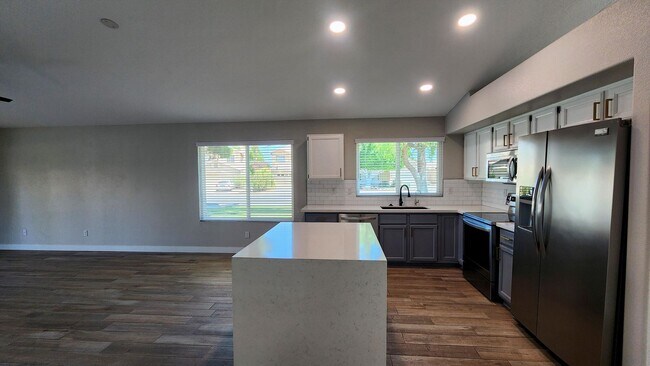 Building Photo - Waterfront living in Chandler!