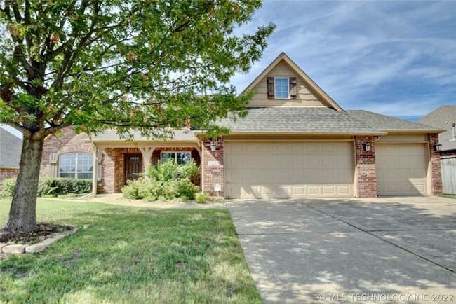 Building Photo - Large open 3 bed, 3 car Garage in The Highlands at Forest Ridge