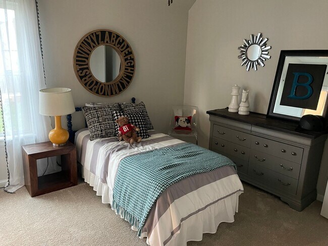 Building Photo - 4 Bed, 3 Bath in Deer Creek Schools