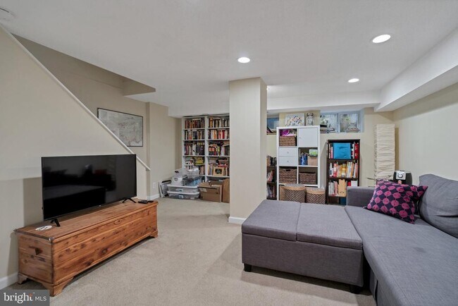 Building Photo - 3043 S Abingdon St